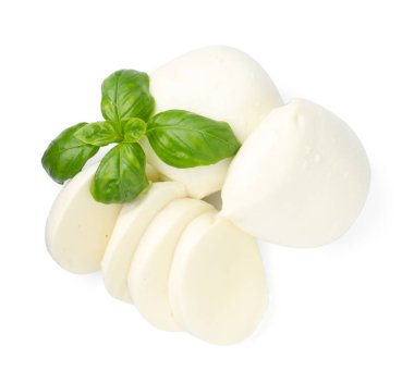 Mozzarella peyniri ve fesleğen parçaları beyaza izole edilmiş.