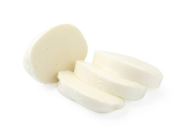 Mozarella peyniri parçaları beyaza izole edilmiş.
