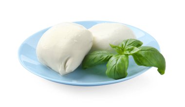 Lezzetli mozzarella peyniri ve fesleğen beyaz üzerine izole edilmiş.