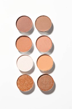 Beyaz arka planda güzel göz farı dolgu kapları, düz yatış