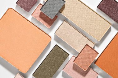 Beyaz arka planda güzel göz farı dolgu kapları, düz yatış