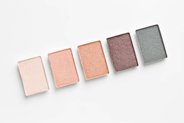 Beyaz arka planda güzel göz farı dolgu kapları, düz yatış