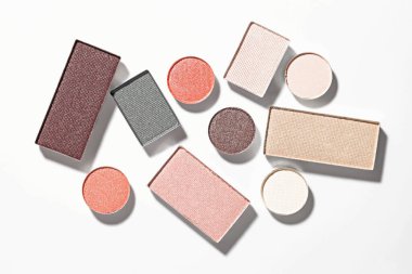 Beyaz arka planda güzel göz farı dolgu kapları, düz yatış