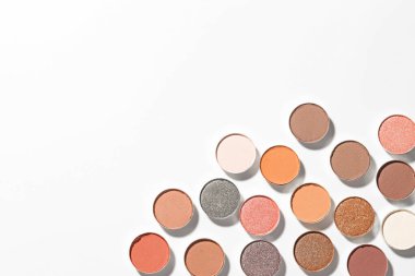 Beyaz arka planda güzel göz farı dolgu kapları, düz yatış. Metin için boşluk