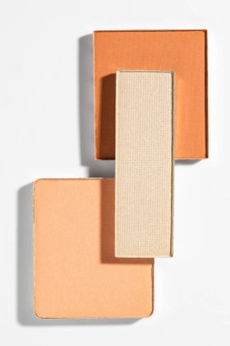 Beyaz arka planda güzel göz farı dolgu kapları, düz yatış