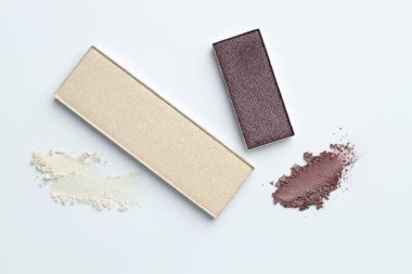 Beyaz arka planda güzel göz farı dolgu kapları, düz yatış