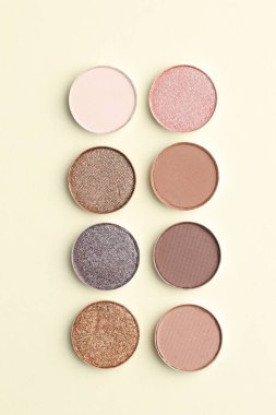 Bej arka planda güzel göz farı dolgu kapları, düz yatış