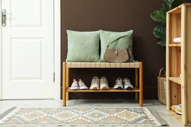 İçerideki bankta farklı ayakkabılar. Ayakkabı deposu