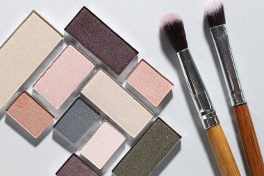 Işıklı arka planda güzel gözkapakları ve fırçalar düzleşir.