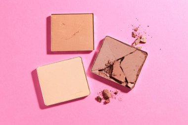 Kozmetik ürünlerinin kaplarını pembe arka planda yeniden doldur