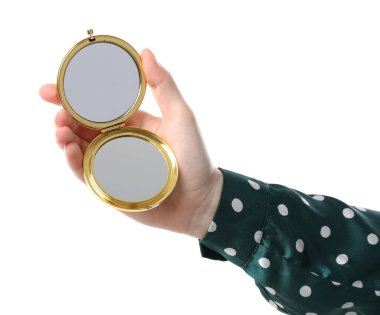 Beyaz arka planda açık cep aynası tutan kadın, yakın plan.