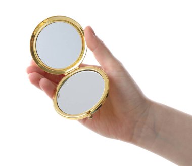 Beyaz arka planda açık cep aynası tutan kadın, yakın plan.
