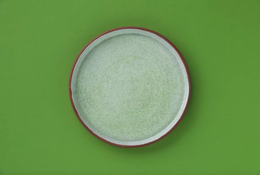 Yeşil arkaplanda boş bir tabak, üst görünüm