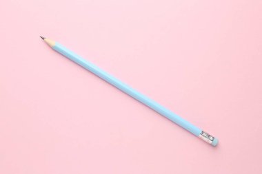 Pembe arka planda bir grafit kalem, üst görünümde.