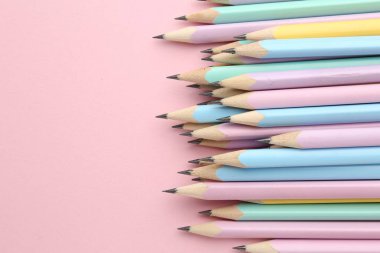 Pembe arka planda birçok grafit kalem var. Metin için boşluk