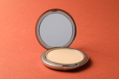 Mercan zemininde ayna olan açık yüz pudrası, yakın plan