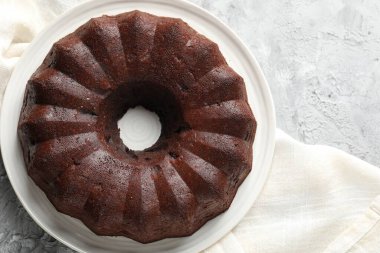 Gri masadaki lezzetli çikolatalı kek, üst manzara. Metin için boşluk