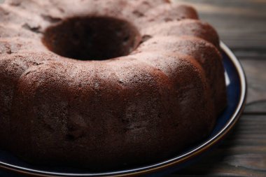 Lezzetli çikolatalı kek ahşap masada, yakın plan.