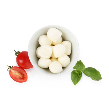 Beyaz arka planda lezzetli mozzarella peynir topları, domates ve fesleğen.