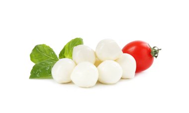 Beyaz arka planda lezzetli mozzarella peynir topları, domates ve fesleğen.