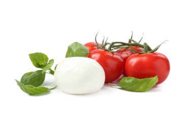 Beyaz arka planda lezzetli mozarella peynir topu, domates ve fesleğen.