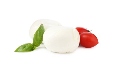 Beyaz arka planda lezzetli mozzarella peynir topları, domates ve fesleğen.