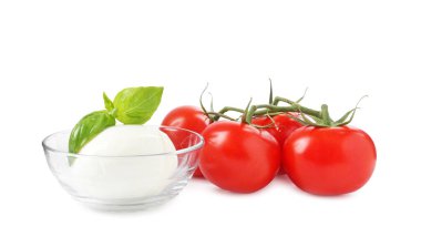 Beyaz arka planda lezzetli mozarella peynir topu, domates ve fesleğen.