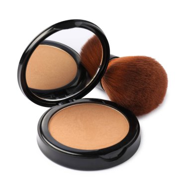 Aynalı açık yüz pudrası ve beyaz üzerinde izole edilmiş fırça