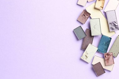 Eflatun arka planda güzel göz farı dolguları, düz bir döşeme. Metin için boşluk