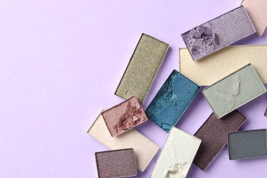 Eflatun arka planda güzel göz farı dolguları, düz bir döşeme. Metin için boşluk