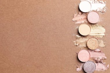 Kahverengi arka planda, düz zeminde güzel göz farı dolguları var. Metin için boşluk