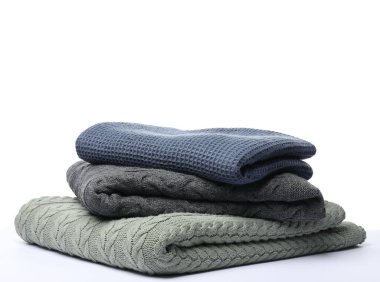 Beyaz arkaplanda katlanmış battaniye yığını