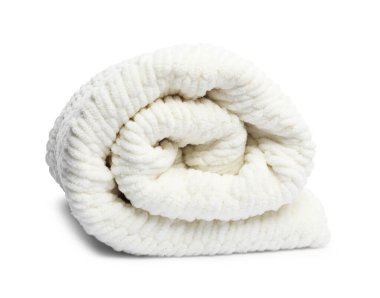 Bir katlanmış yün battaniye beyaza izole edilmiş.