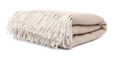 Beyaz üzerine izole edilmiş katlanmış bej yün battaniye.