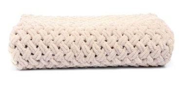 Beyaz üzerine izole edilmiş katlanmış bej yün battaniye.