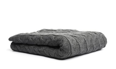 Katlanmış gri yünlü battaniye beyaza izole edilmiş.