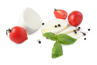 Lezzetli mozarella, domates, karabiber ve beyaz arka planda fesleğen.