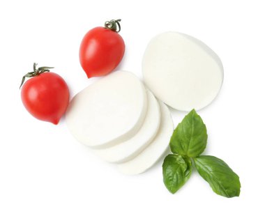Lezzetli mozzarella, beyaz arka planda domates ve fesleğen.