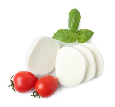 Lezzetli mozzarella, beyaz arka planda domates ve fesleğen.