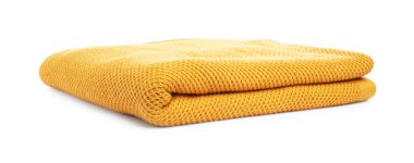 Katlanmış turuncu yün battaniye beyaza izole edilmiş.