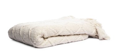 Beyaz üzerine izole edilmiş katlanmış bej yün battaniye.