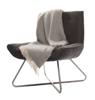 Beyaz üzerinde battaniyesi olan rahat bir koltuk.