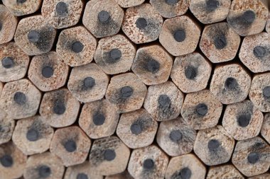 Arkaplan olarak birçok grafit kalem, üst görünüm