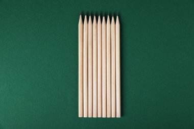 Yeşil zemin üzerinde birçok grafit kalem, düz yatıyordu