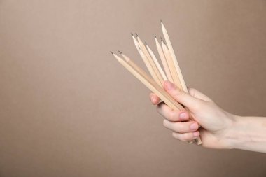 Bej arka planda grafit kalemli kadın, yakın plan. Metin için boşluk