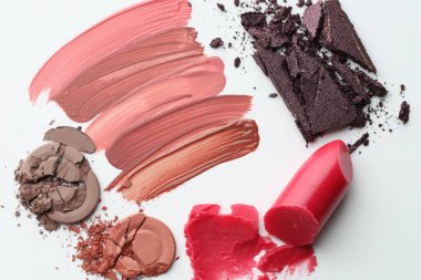 Beyaz arka planda farklı kozmetik ürünleri, düz yatış