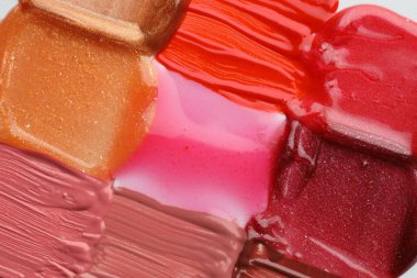 Arkaplan olarak renkli dudak parlatıcıları, üst görünüm