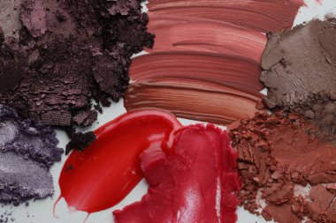 Beyaz arka planda farklı kozmetik ürünleri, düz yatış