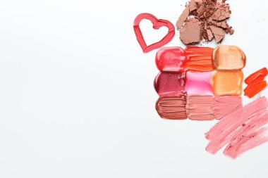 Beyaz arka planda farklı kozmetik ürünleri var. Metin için boşluk