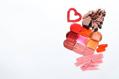 Beyaz arka planda farklı kozmetik ürünleri var. Metin için boşluk